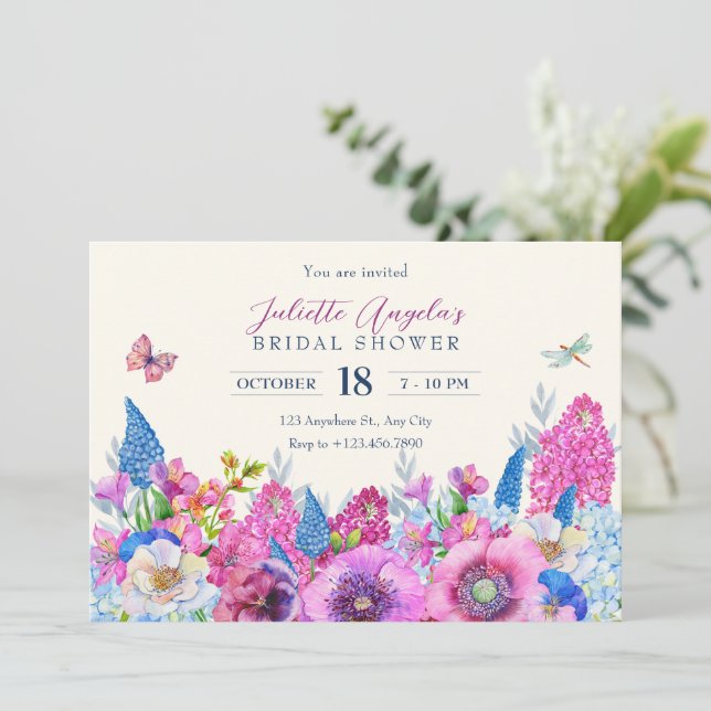 Lila blaue Blumen blühen Frühling Brautparty Einladung (Stehend Vorderseite)