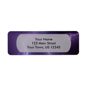 Lila Blitz in einem Nachtwüsten-Gewitter