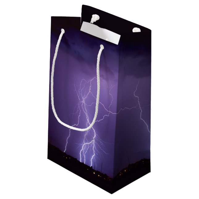 Lila Blitz in einem Nachtwüsten-Gewitter Kleine Geschenktüte (Rückseite Schrägansicht)