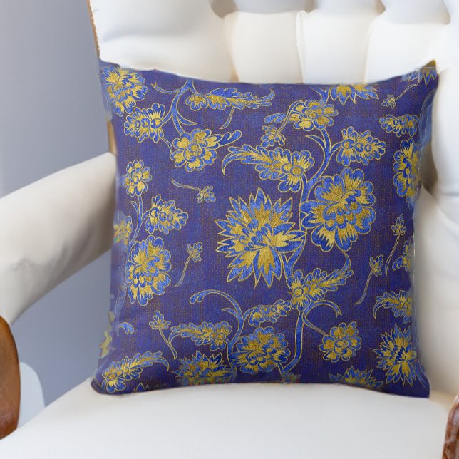 Lila Blue and Gold Floral Chintz Kissen (Von Creator hochgeladen)