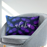 Lila Blue Ombre Pineapmuster Aloha Script Lendenkissen<br><div class="desc">"Aloha" Bringen Sie ein bisschen hawaiianische Gastfreundschaft in Ihre Zuhause mit dieser farbenfrohen, schicken, auffälligen, stilvollen, modernen Lumbalwurfkissen mit knuspriger Schrift und einem grafischen, lila blauen Ananas-Muster auf schwarzem Hintergrund. Macht jedes Mal, wenn Sie sich entspannen, ein lustiges und stilvolles Statement. Eine tolle Ergänzung zu Ihrem Wohnzimmer oder Schlafzimmer sowie...</div>