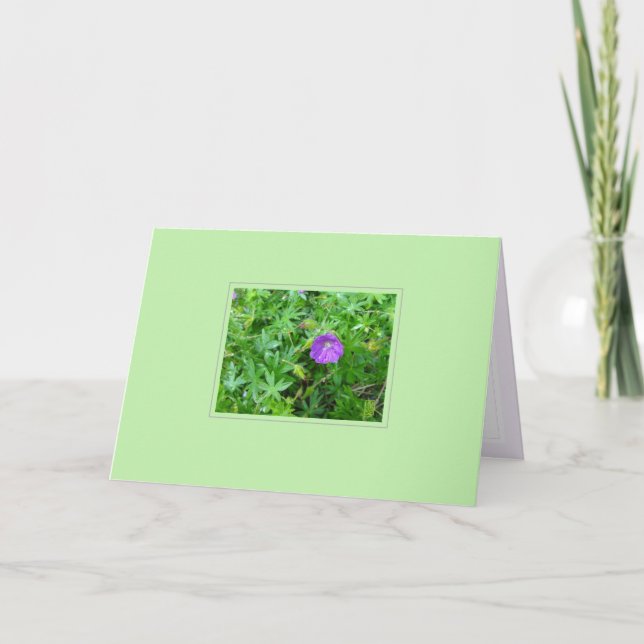 Lila Blume auf grüner Ebene Karte (Vorderseite)