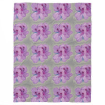 Lila Blume auf silbernes Grau-Fleece-Decke