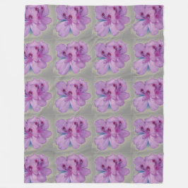 Lila Blume auf silbernes Grau-Fleece-Decke Fleecedecke