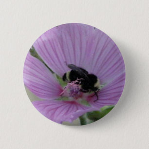 Lila Blume mit Biene Button