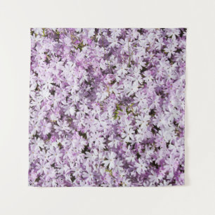 Lila Blume, sommerliche Frische im Hintergrund. Wandteppich