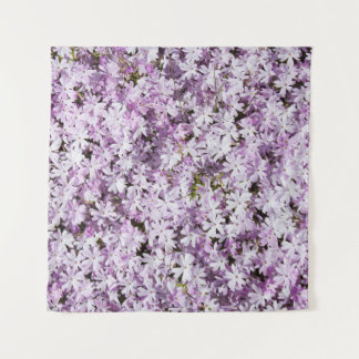 Lila Blume, sommerliche Frische im Hintergrund. Wandteppich
