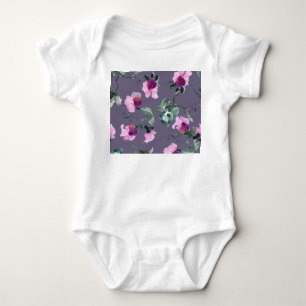 Lila Blumen: Aquarellfarbenes, nahtloses Muster. Baby Strampler