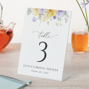 Lila Blumen, gelbe Blumen, Tischnummern Sockelschild