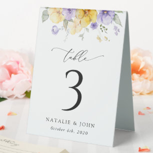 Lila Blumen, gelbe Blumen, Tischnummern Tischaufsteller