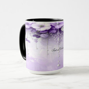 Lila Blumen mit baumelnden Perlen Tasse