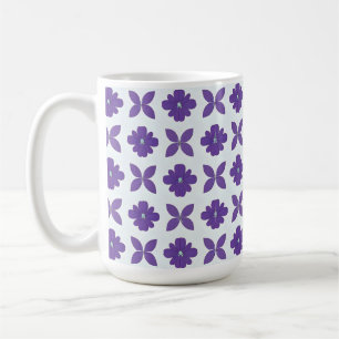 Lila Blumen mit hellem Hintergrund Kaffeetasse