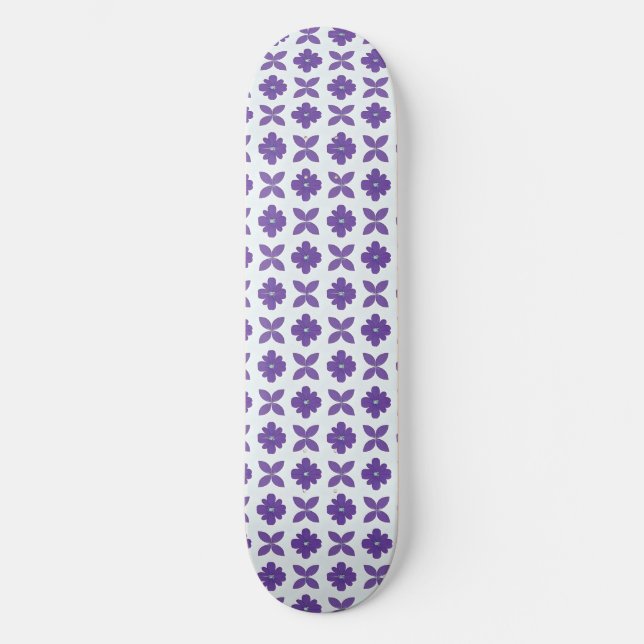 Lila Blumen mit hellem Hintergrund Skateboard (Vorderseite)