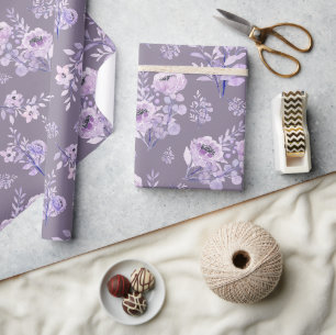 Lila Blumen Peonys auf pastellfarbenen lila Geschenkpapier