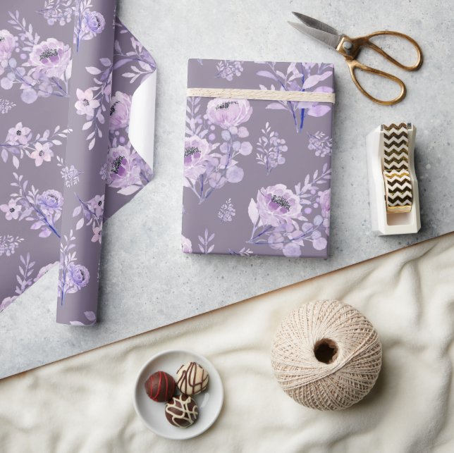 Lila Blumen Peonys auf pastellfarbenen lila Geschenkpapier (Kunsthandwerk)