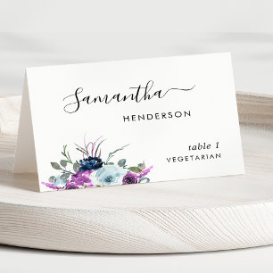 Lila Blumen, Schriftzug Individuelle Hochzeitstisc Tischnummer