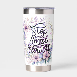 Lila Blumen stop und rieche an den Blumen Thermobecher