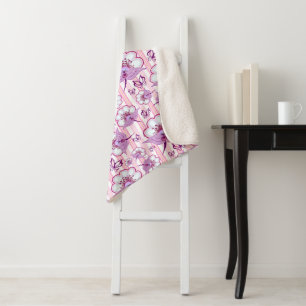 Lila-Blumen- und Schmetterlingsmuster Sherpadecke