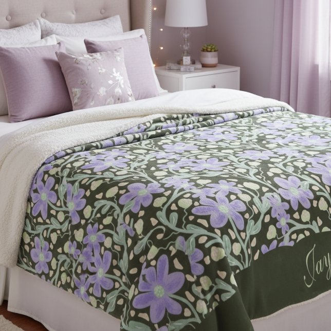 Lila Blumen unter Weinreben Sherpadecke (Feminine purple lilac flowers with vines are both pretty and whimsical. Great for any girls room.)