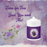 Lila, blumengeschmücktes Porzellan Teapot<br><div class="desc">Schönes Porzellan lila Blumenteekanne mit Blumenmuster. Eine tolle Ergänzung zur Teezeit!</div>