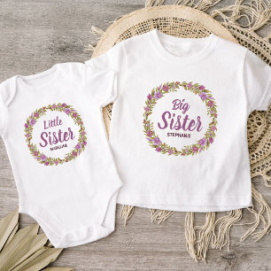 Lila Blumengewinde Große Schwester Name Baby T-shirt