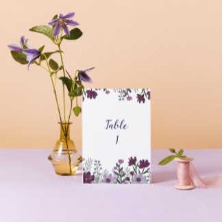 Lila Blumenhochzeiten Tischnummern