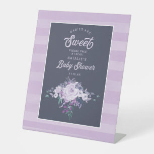 Lila Blumenjungen sind Sweet Baby Shower Leckerei Sockelschild