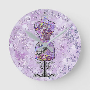 Lila Blumenkleid Mannequin Bokeh Bling Runde Wanduhr