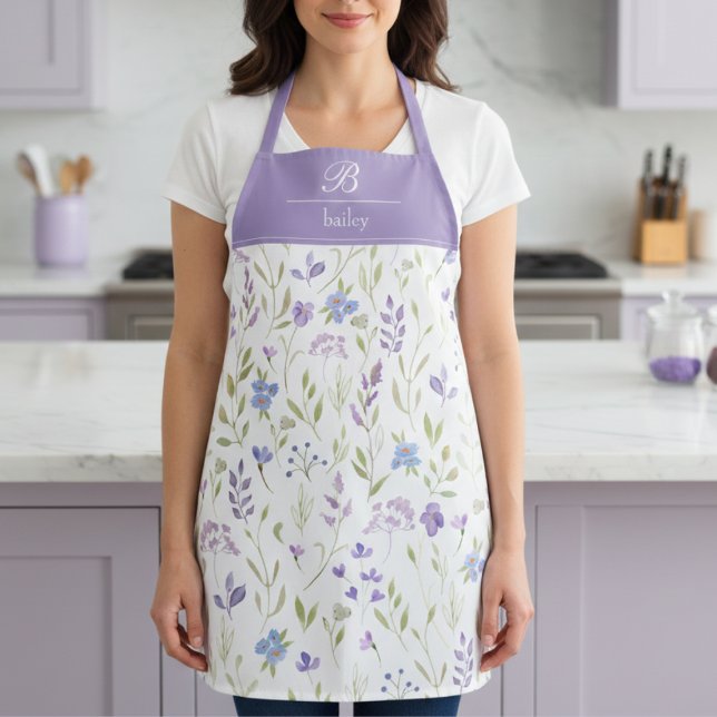 Lila Blumenmonogramm-Schürze Schürze (pretty purple blue wildflower floral apron with elegant monogram in script calligraphy)