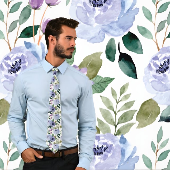 Lila Blumenmuster auf Weiß, Hochzeit Krawatte (Man wearing Purple Watercolor Floral Pattern on White, Wedding Neck Tie. Background matches tie.)
