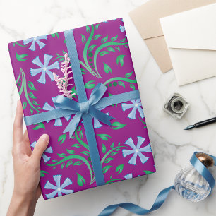 Lila Blumenmuster mit blauen Blüten Geschenkpapier