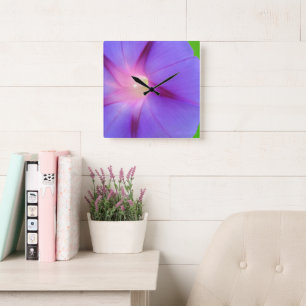 Lila Blumenmuster Quadratische Wanduhr