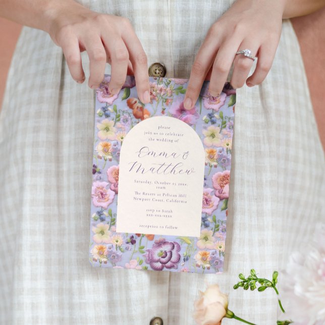 Lila Blumenstickerei Maximalistische Hochzeit Einladung (Bride holding their wedding invitation card, which features a purple floral embroidery pattern & arc)