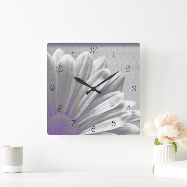 Lila Blumenstrauge auf Grau Quadratische Wanduhr (Zuhause)