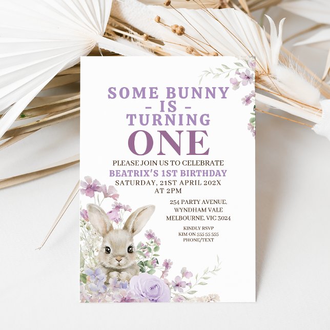 Lila Blüte etwas sonniges Turnen 1. Geburtstag Einladung (Some bunny is turning one 1st birthday invitation with fury bunny and purple wildflowers.  Easter)