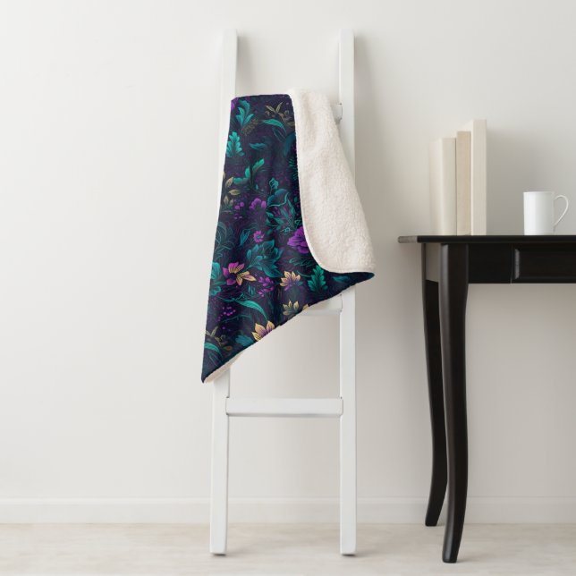Lila Blüten und Aquamarine Blätter Sherpadecke (Beispiel)