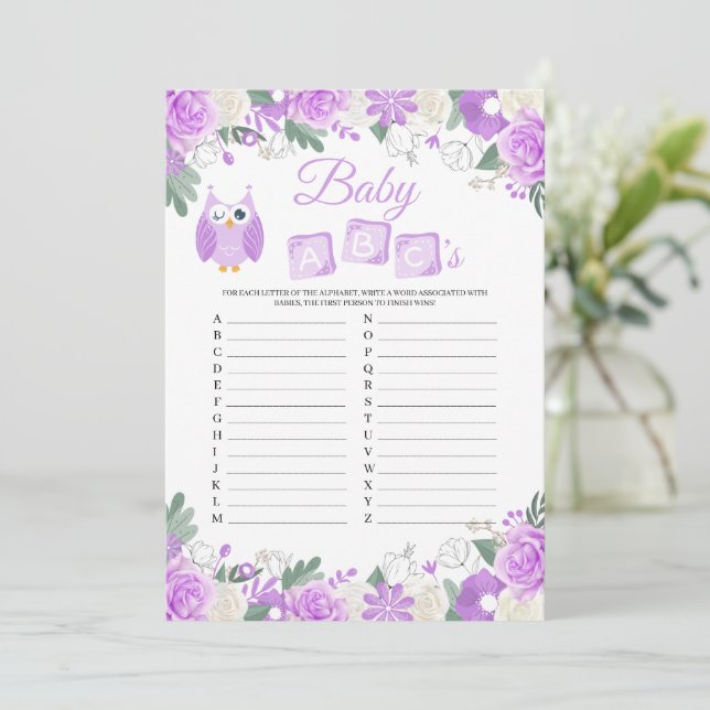 Lila Blütenbaby-Dusche ABCs Game-Card Einladung (Stehend Vorderseite)