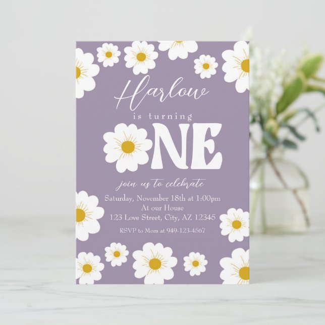 Lila Boho Daisy One Girl's first Birthday Einladung (Stehend Vorderseite)