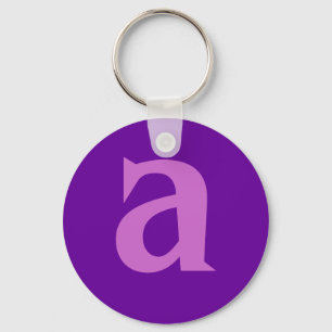 Lila Buchstabe oder Text auf T-Shirts und Schlüsselanhänger