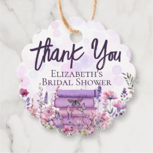 Lila Buchstapel Wildblumen Schmetterlinge Schrift Geschenkanhänger