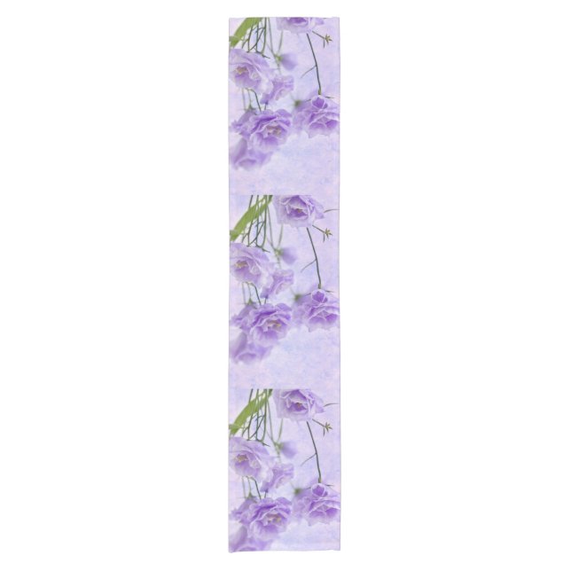 Lila Campanella Blume Makro Kurzer Tischläufer (Vorderseite)