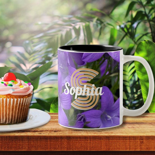 Lila Campanula-Blume Mit Monogramm Zweifarbige Tasse (A pretty monogrammed mug for garden lovers, with a purple campanulas floral design.)