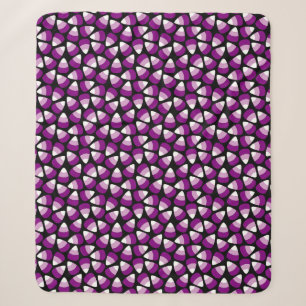 Lila Candy Corn auf schwarzem Halloween Sherpadecke