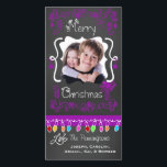 Lila Chalkboard Frohe Weihnachtsfotokarte Feiertagskarte<br><div class="desc">Fröhliche Weihnachtsfotokarten mit einem Chalkboard-Look Hintergrund,  viele lila Wirbel und Text,  der Fröhliche Weihnachten,  eine Reihe von bunten Baumlichter in verschiedenen Farben,  lila Hängeschmuck,  und Bereiche können Sie diese schönen und hellen Urlaubskarten mit Ihrem Foto und Namen anpassen!</div>