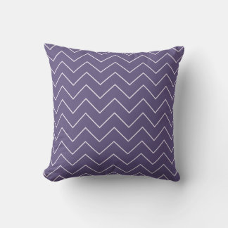 Lila Chevron-Wurfkissen für das Kinderzimmer eines Kissen