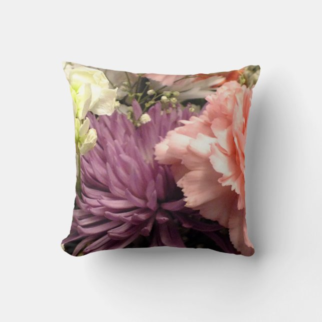 Lila Chrysanthemum Bouquet Throw Kissen (Vorderseite)