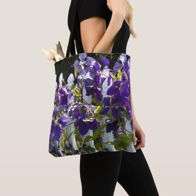 Lila Clematien auf weißer Zaun Tasche (Von Nahem)