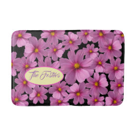Lila Cosmos-Blume-Design auf schwarzem Hintergrund Badematte
