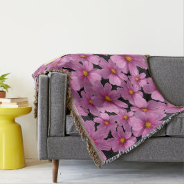 Lila Cosmos-Blume-Design auf schwarzem Hintergrund Decke
