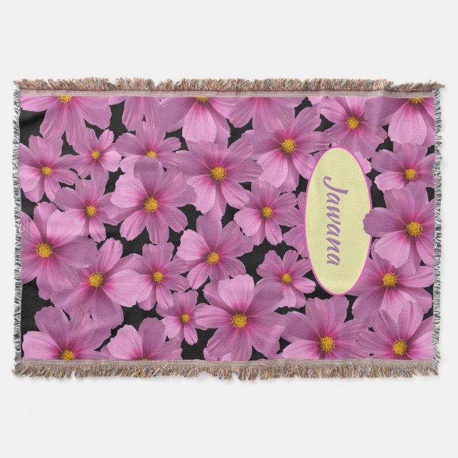 Lila Cosmos-Blume-Design auf schwarzem Hintergrund Decke (Vorderseite)